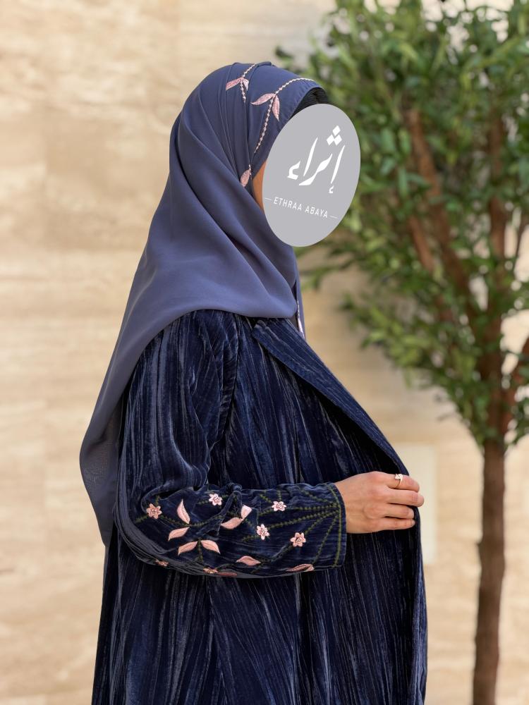 عباية مخمل مع تطريز يدوي