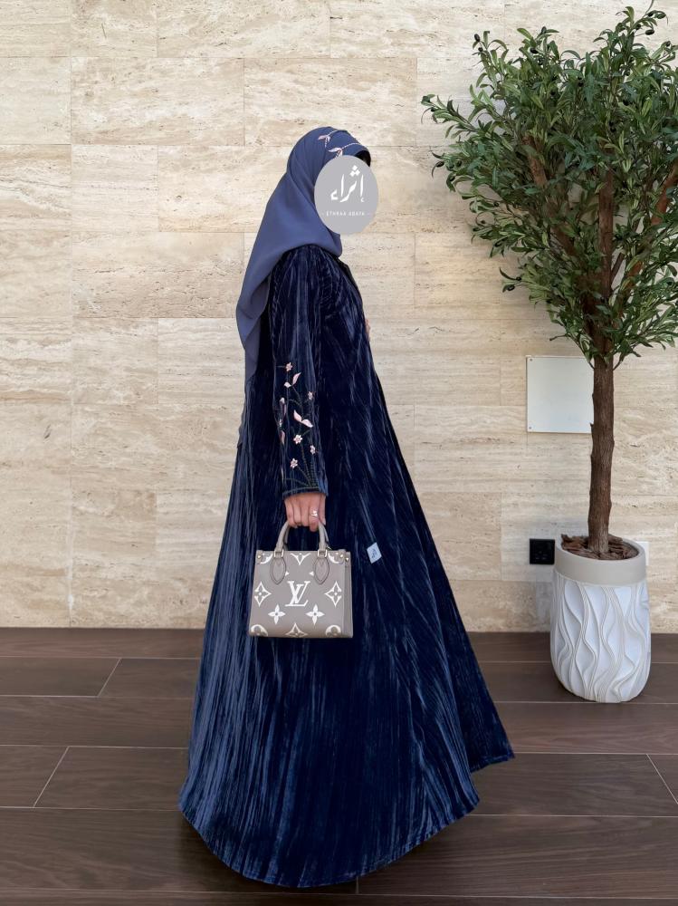 عباية مخمل مع تطريز يدوي