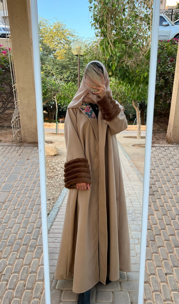 عباية جوخ بيج مع فرو على الاكمام