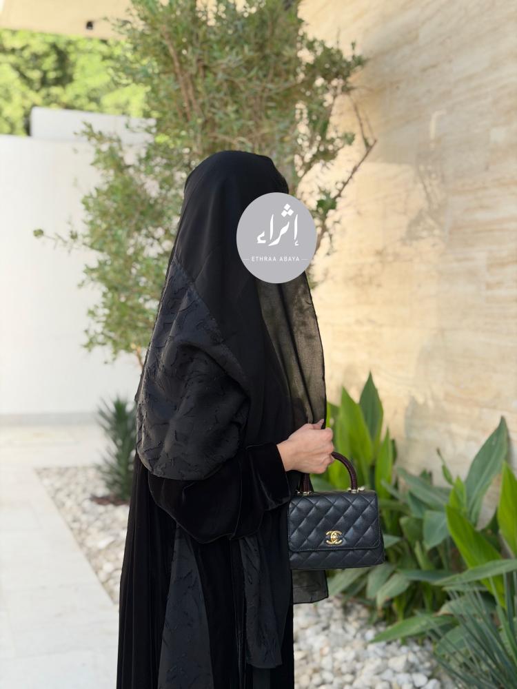 عباية مخمل اسود كوري مع كسرات