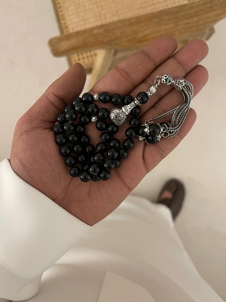 سبحة بحجر اسود