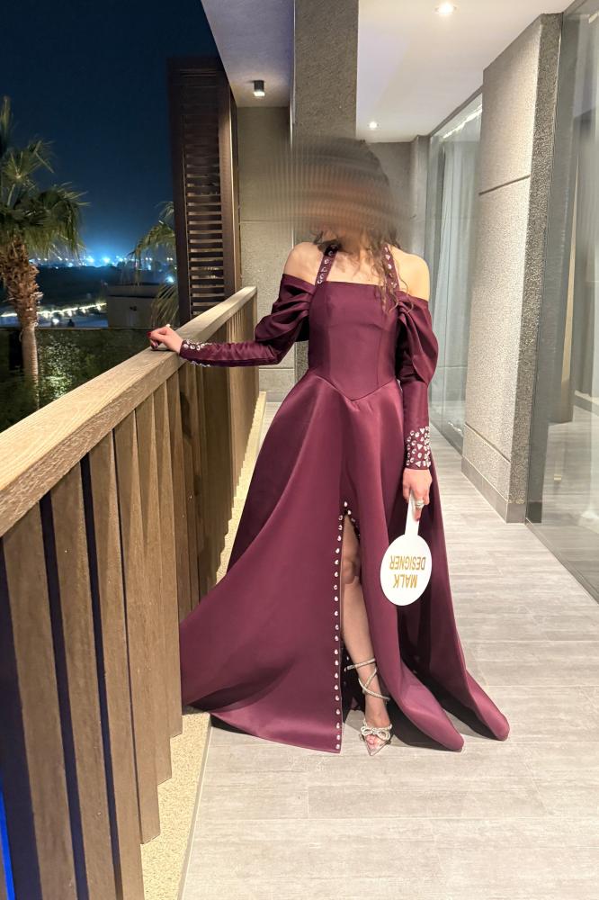فستان اوف شولدر طويل لون عنابي