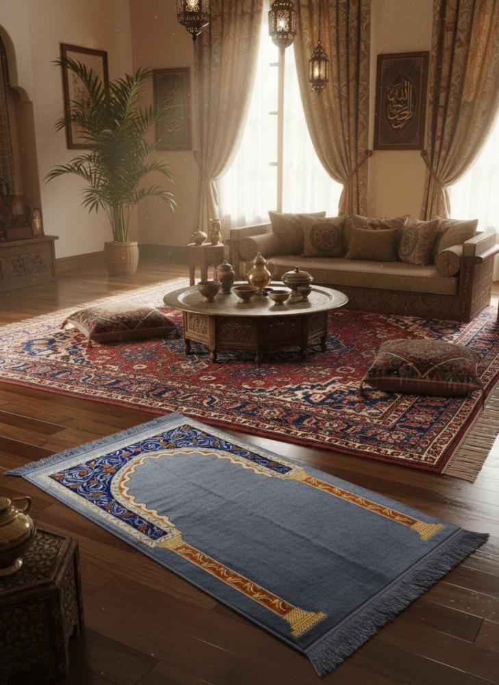 سجادة صلاة رصاصي بتصميم محراب إسلامي وزخارف زرقاء وذهبية مع شراشيب