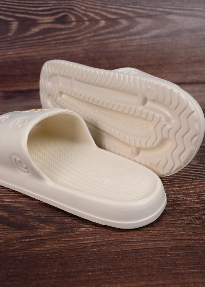 شبشب عملي ومريح بتصميم وجه مبتسم