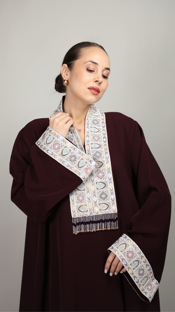 جلابية كريب عنابي مزينه بقطع مطرزة