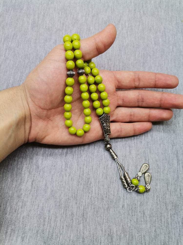 سبحة حجر بلون مميز