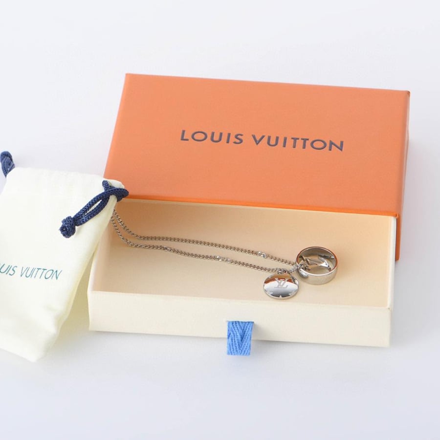 1V pattern engraved pendant ring necklace
