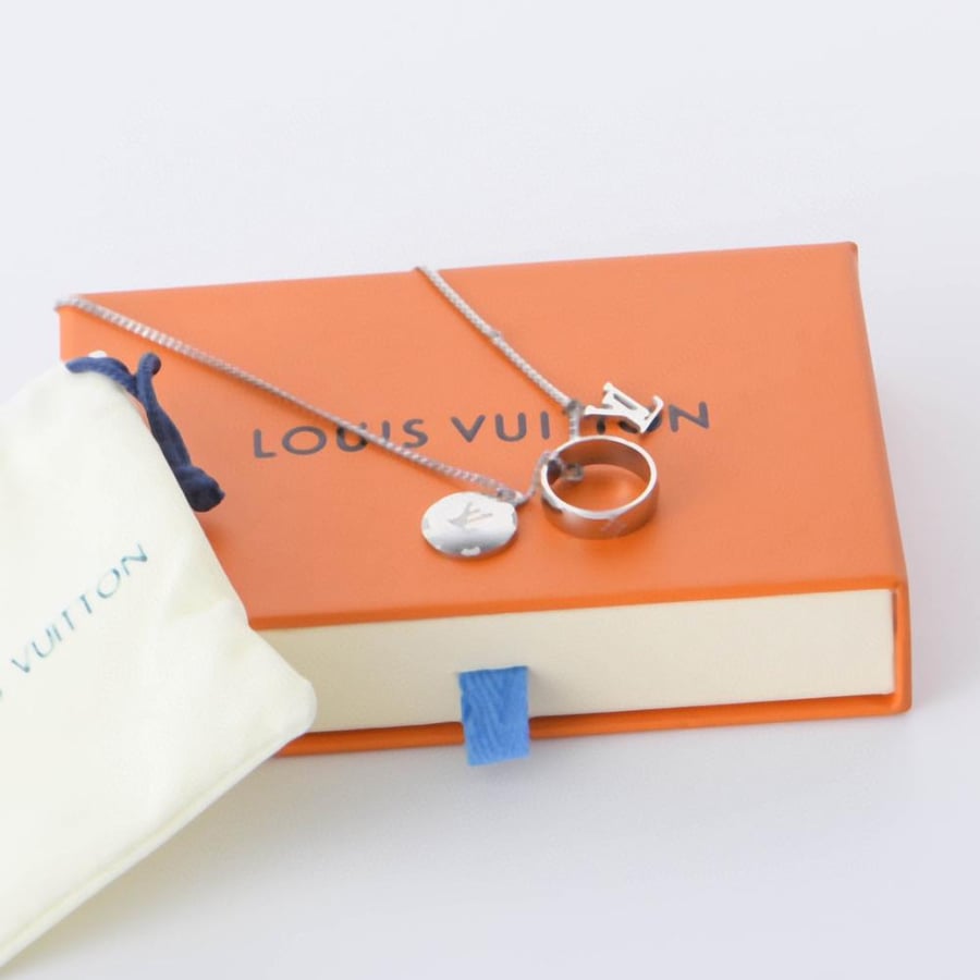 1V pattern engraved pendant ring necklace