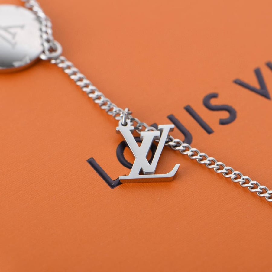 1V pattern engraved pendant ring necklace