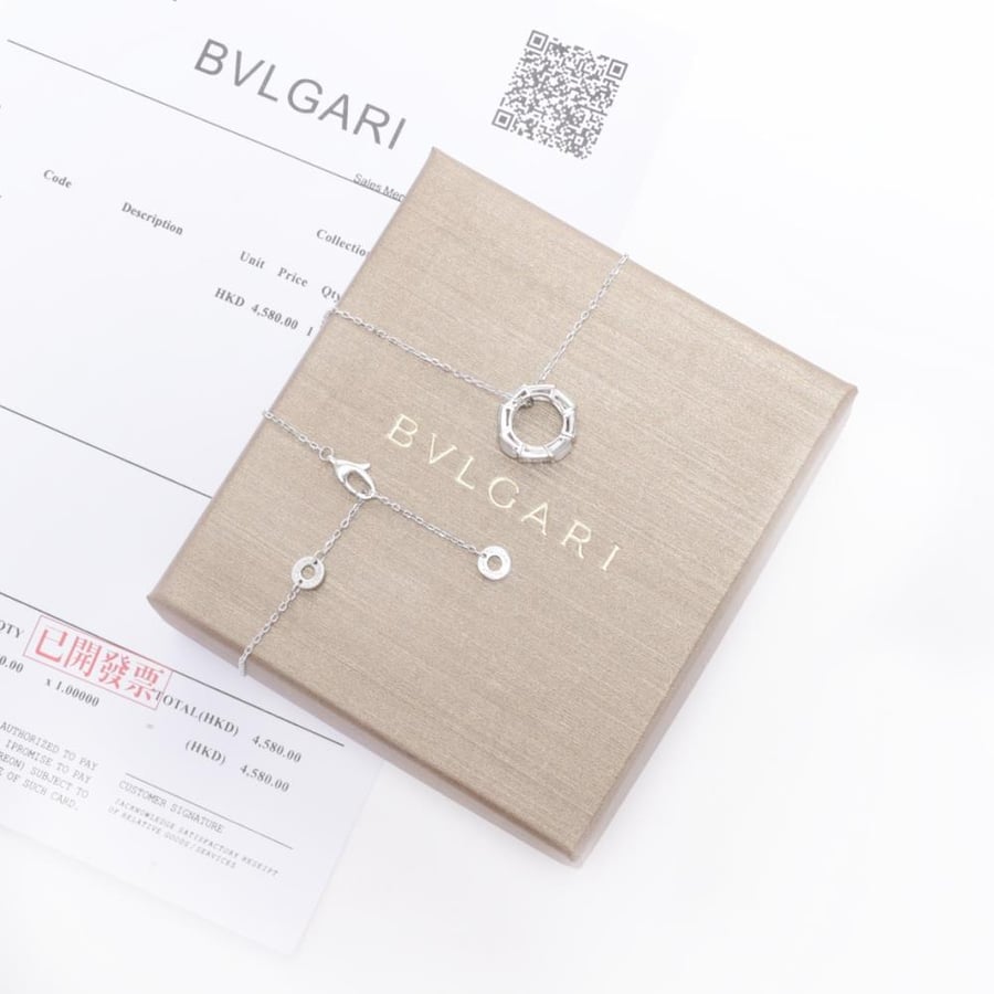 1V Monogram pattern engraved chain bracelet