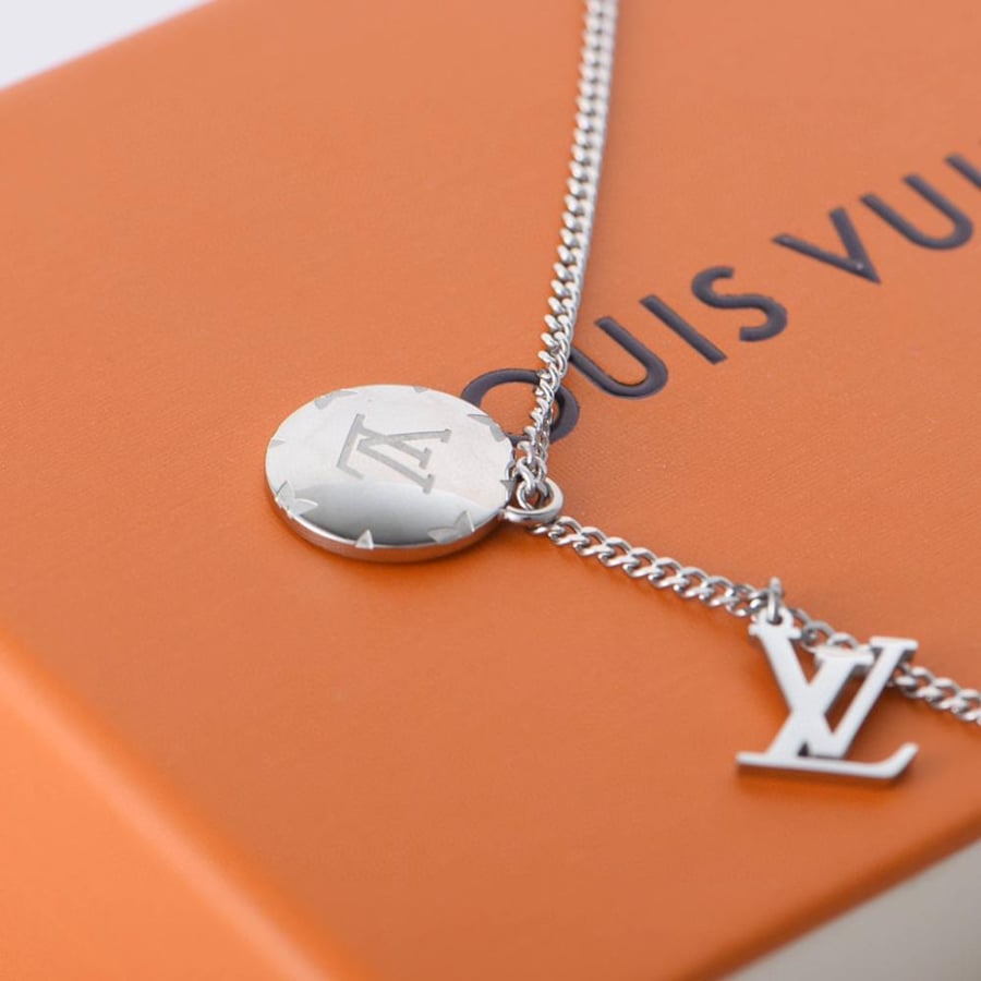 1V pattern engraved pendant ring necklace