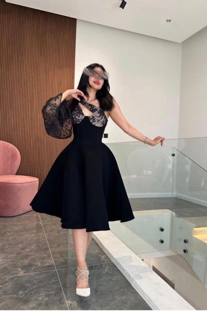 فستان أسود قصير بتصميم راقي بخامة باربي مع دانتيل