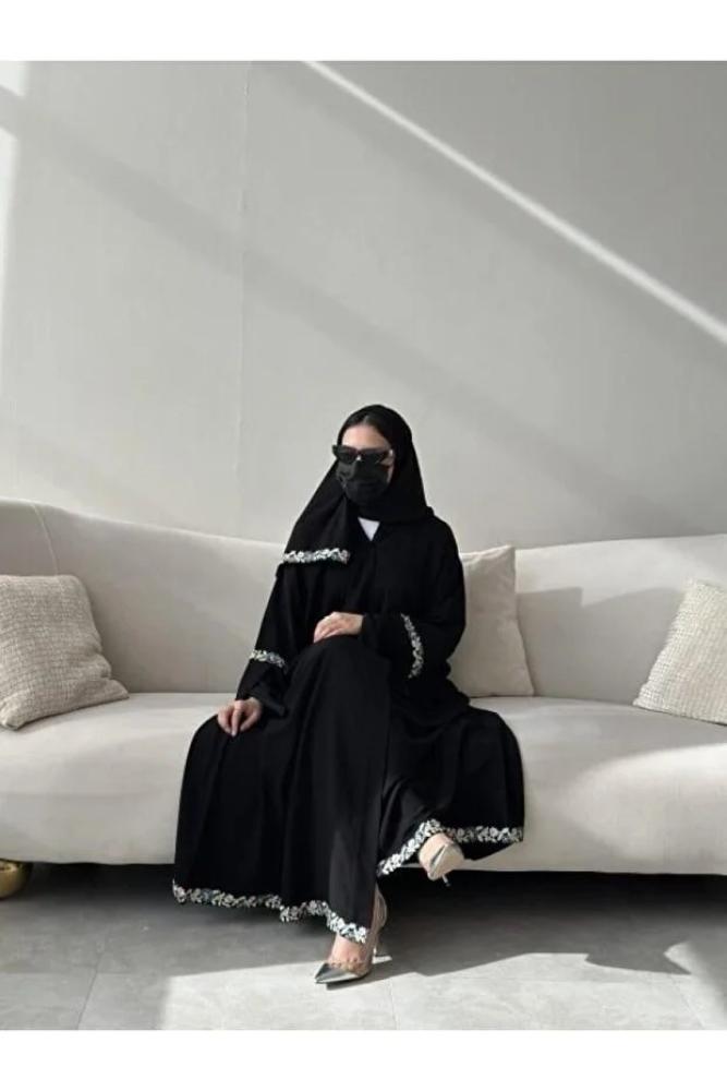 DEAL ABAYA عباية شمس من متجر ديل DEAL – قماش كتان فاخر بقصة نصف كلوش بتطريز ناعم