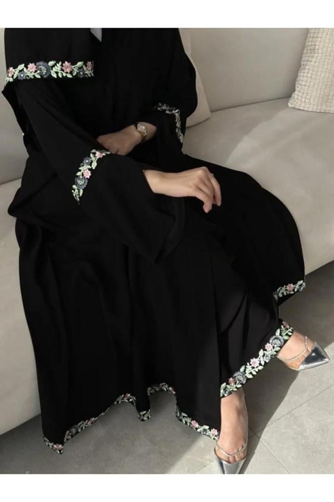 DEAL ABAYA عباية شمس من متجر ديل DEAL – قماش كتان فاخر بقصة نصف كلوش بتطريز ناعم