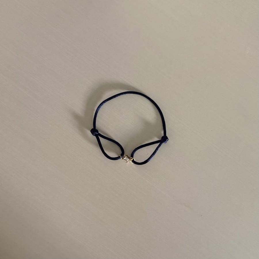 ‏001