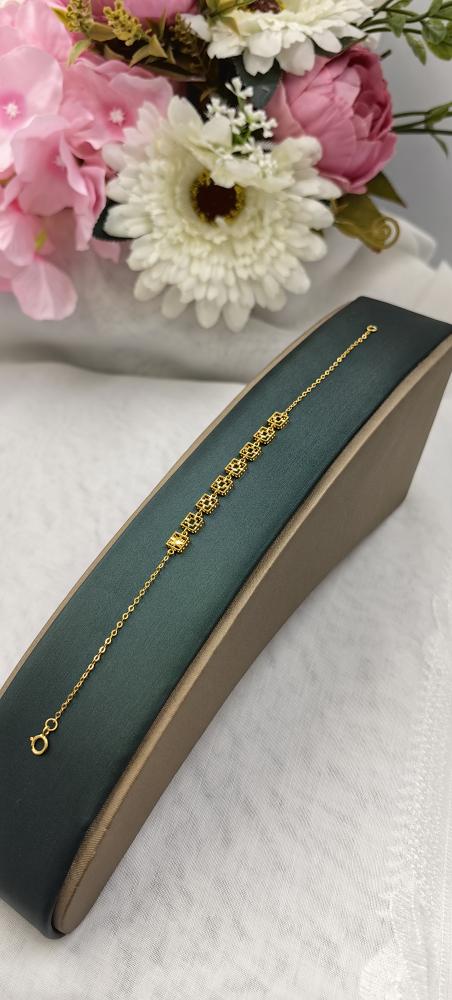 Square-shaped bracelet, 21-karat