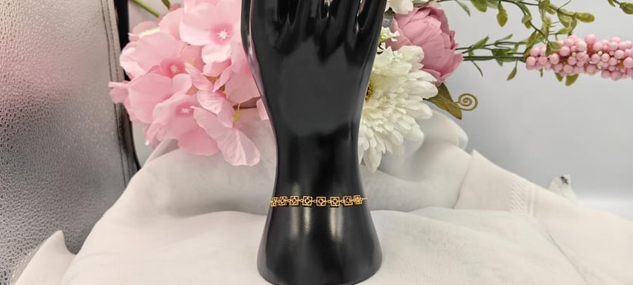 Square-shaped bracelet, 21-karat