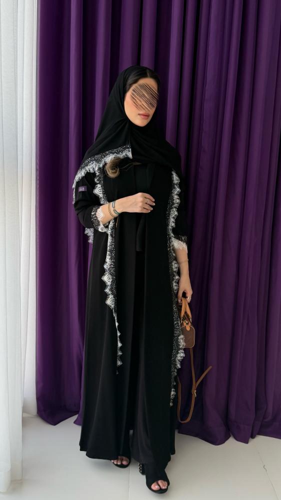 عباية عهود بقماش كريب ملكي مزينه بكلفه ابيض واسود
