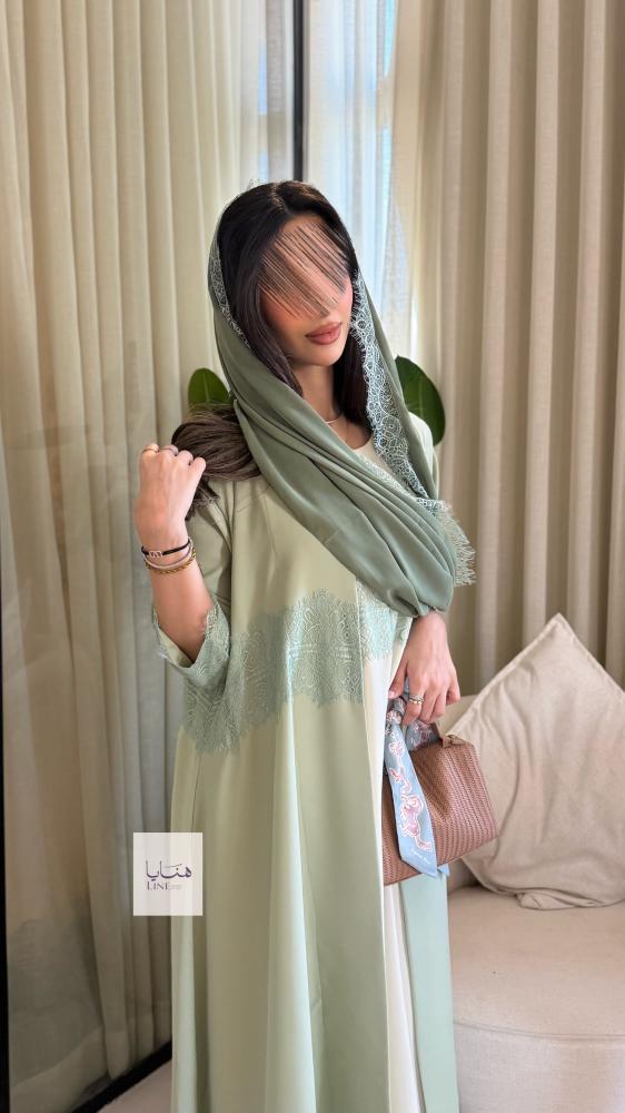 عباية نسيم بقماش كريب احساس مزينه بكلفه مع فستان داخلي تيفاني