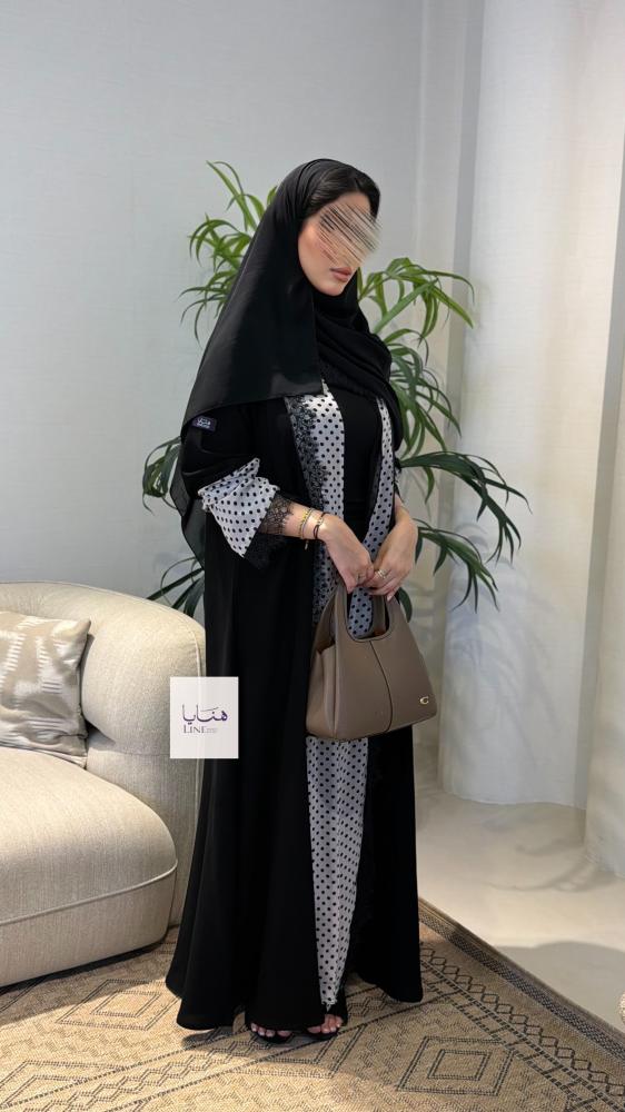 عباية اميره بقماش كريب ملكي مزينه بكلفه وشيفون منقط من الامام والاكمام