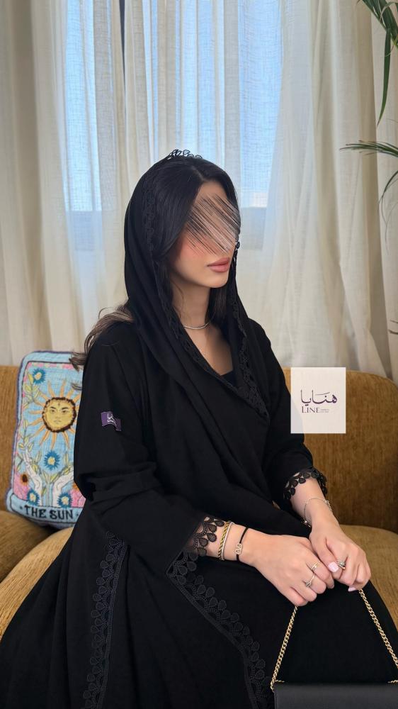عباية وقار بقماش كريب ملكي مزينه بكلفه من الجوانب مع كسره