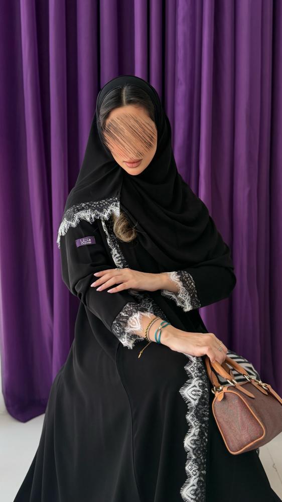 عباية عهود بقماش كريب ملكي مزينه بكلفه ابيض واسود