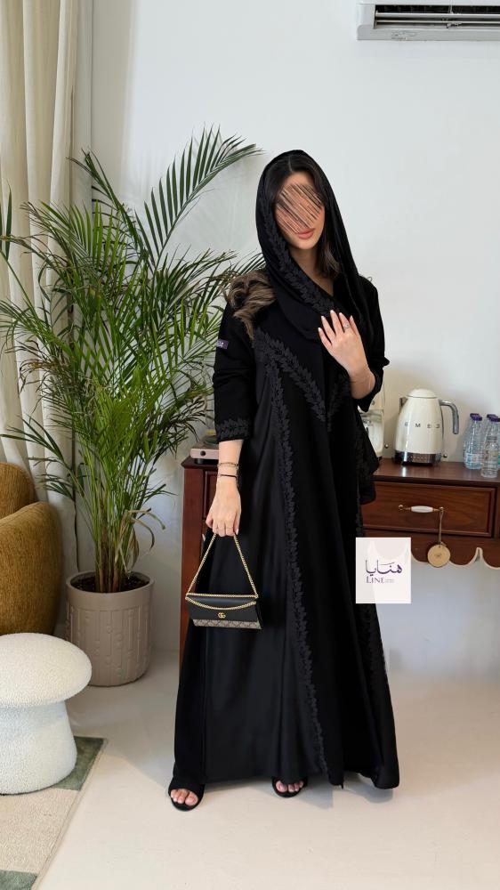 عباية الود بقماش كريب ملكي مع تدخيلات من كريب ايطالي مزينه بكلفه من الامام