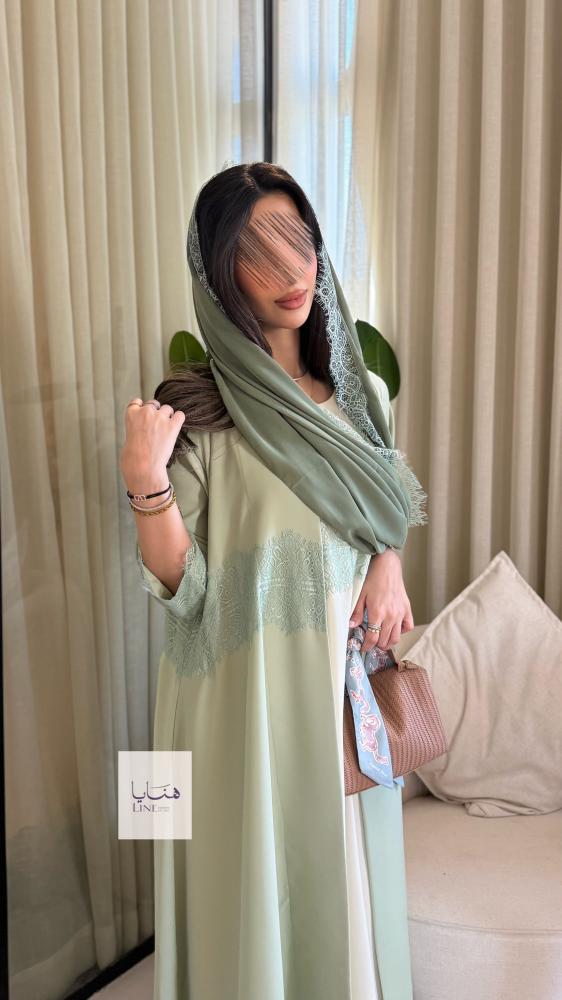 عباية نسيم بقماش كريب احساس مزينه بكلفه مع فستان داخلي تيفاني