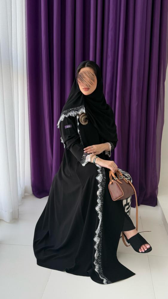 عباية عهود بقماش كريب ملكي مزينه بكلفه ابيض واسود