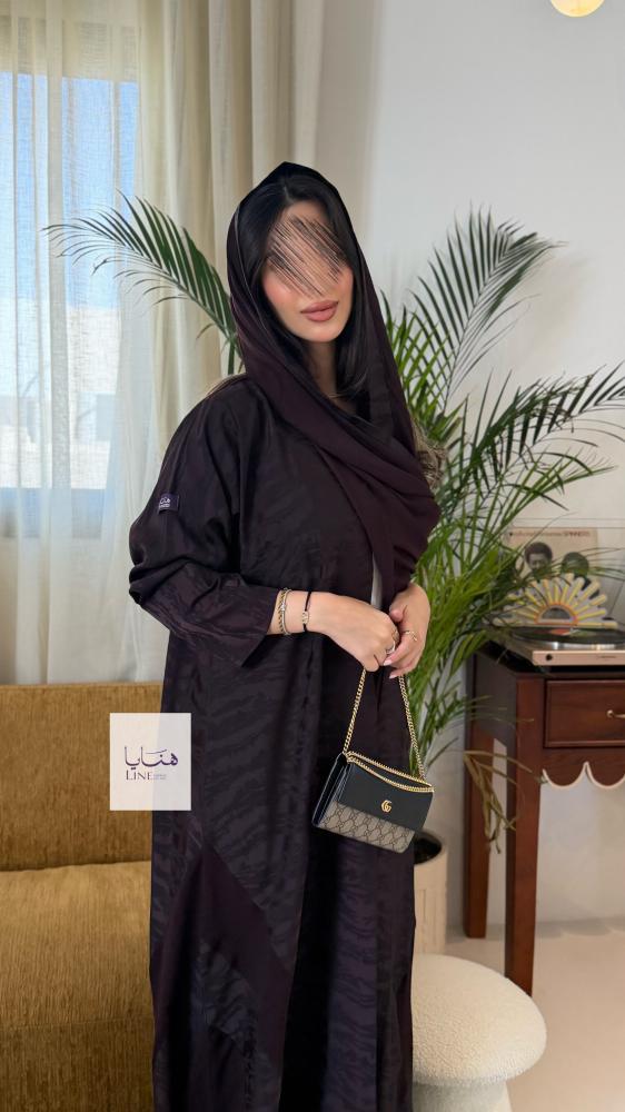 عباية عبير بقماش جاكار ارتي مع تدخيلات من الجوانب سراميك موف