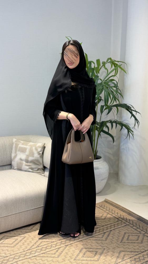 عباية نوره بقماش كريب ملكي مع تدخيلات جاكار مزينه بكلفه من الامام