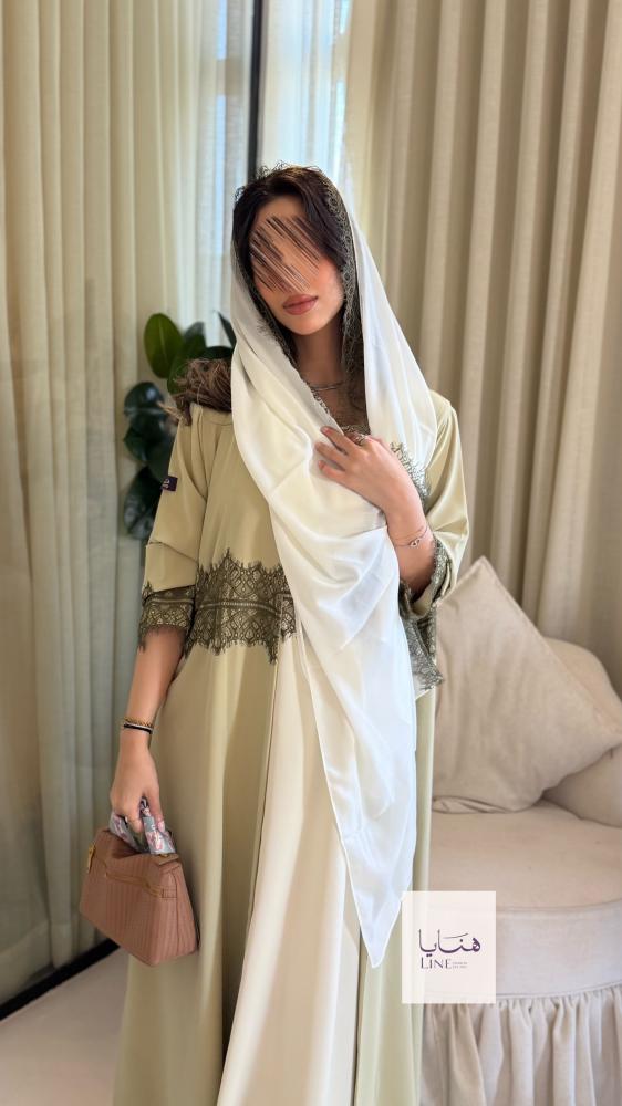 عباية نسيم بقماش كريب احساس مزينه بكلفه مع فستان داخلي اخضر فاتح