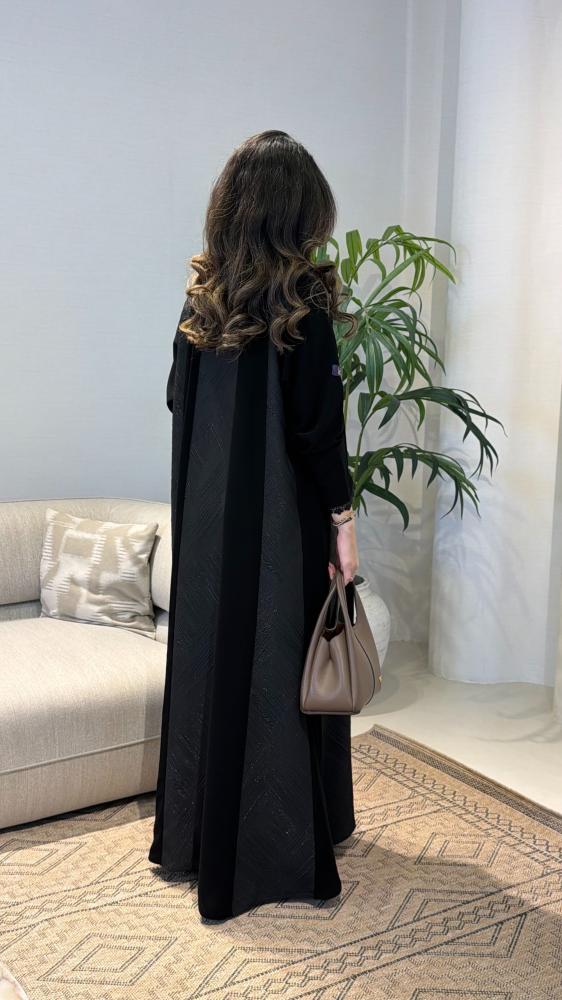 عباية نوره بقماش كريب ملكي مع تدخيلات جاكار مزينه بكلفه من الامام