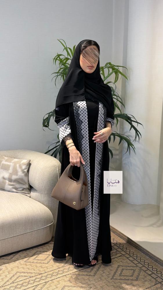 عباية اميره بقماش كريب ملكي مزينه بكلفه وشيفون منقط من الامام والاكمام