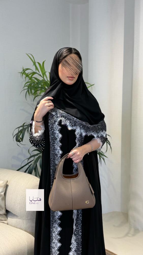 عباية ريفال بقماش كريب ملكي مزينه بكلفه ابيض واسود من الامام