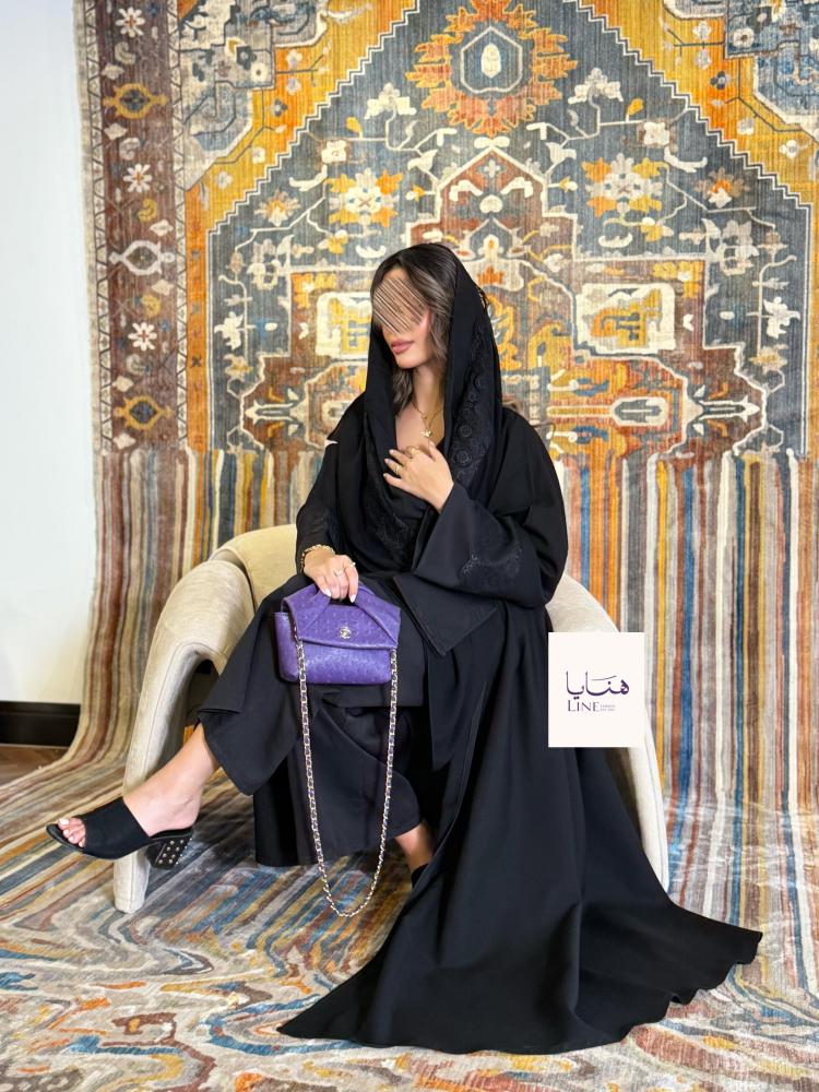 عباية إيفانا بقماش كريب الاناقة بكم اسود مزين دانتيل