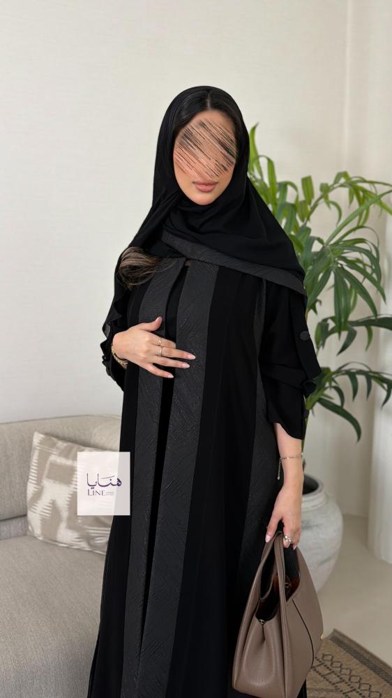 عباية بهيه بقماش كريب ملكي مع تدخيلات جاكار مزينه بازره جاكار في الاكمام