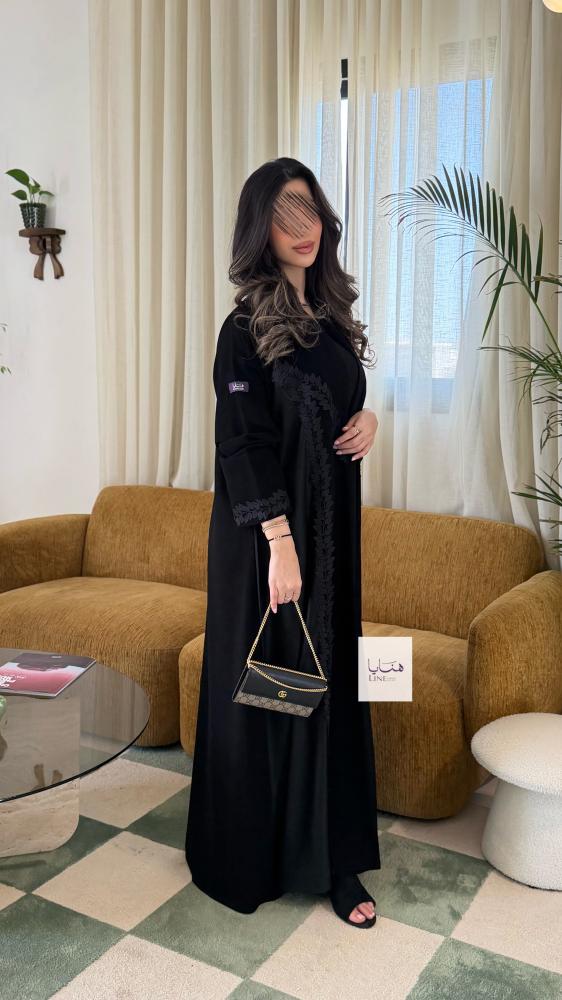 عباية الود بقماش كريب ملكي مع تدخيلات من كريب ايطالي مزينه بكلفه من الامام