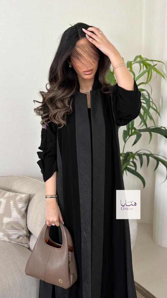 عباية بهيه بقماش كريب ملكي مع تدخيلات جاكار مزينه بازره جاكار في الاكمام