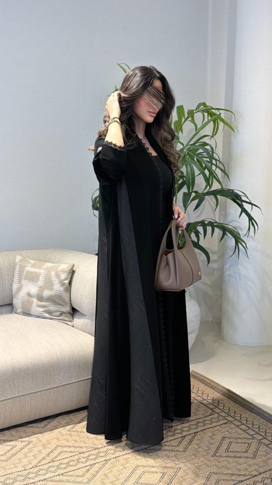 عباية نوره بقماش كريب ملكي مع تدخيلات جاكار مزينه بكلفه من الامام