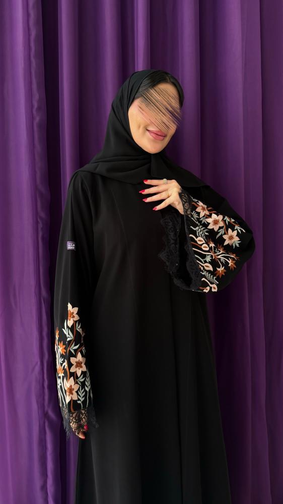 عباية رندة بقماش كريب سيراميك بتطريز ناعم في الكم