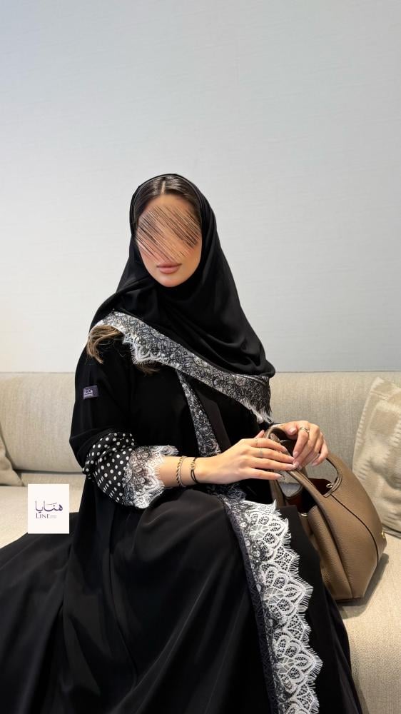 عباية ريفال بقماش كريب ملكي مزينه بكلفه ابيض واسود من الامام