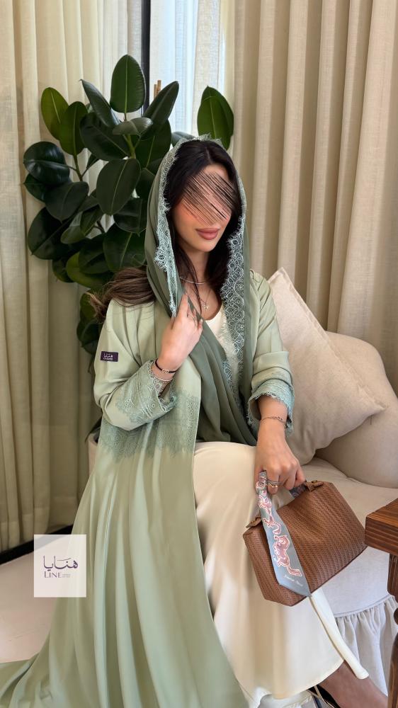 عباية نسيم بقماش كريب احساس مزينه بكلفه مع فستان داخلي تيفاني