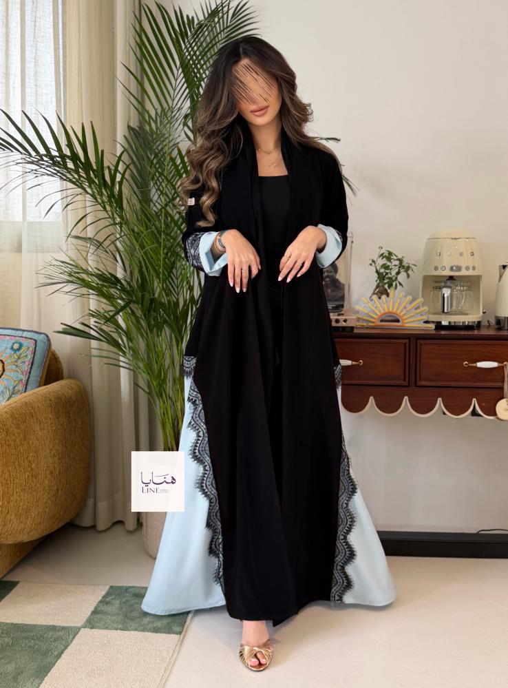عباية مزهره بقماش كريب ملكي تدخيلات كريب نواعم مزينه بدانتيل سماوي