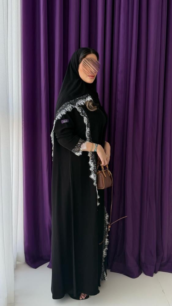 عباية عهود بقماش كريب ملكي مزينه بكلفه ابيض واسود