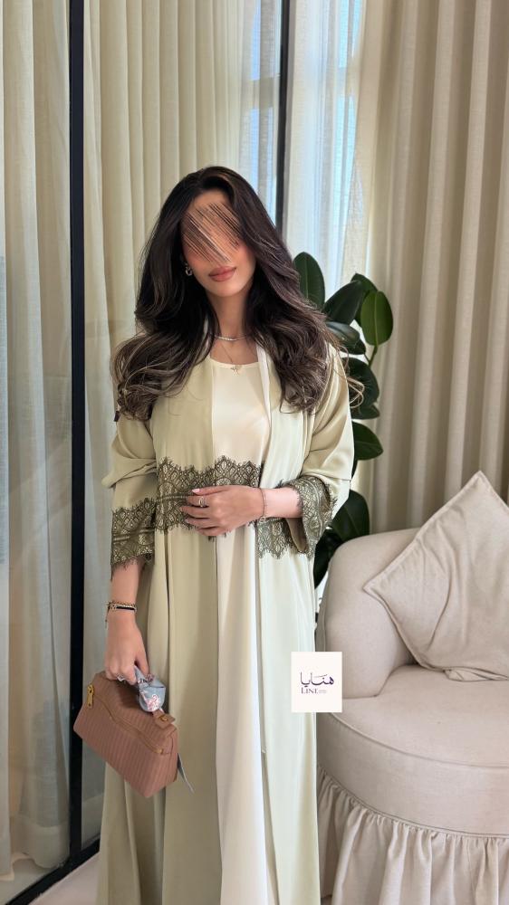 عباية نسيم بقماش كريب احساس مزينه بكلفه مع فستان داخلي اخضر فاتح