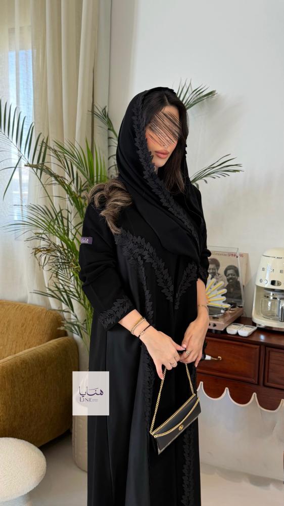 عباية الود بقماش كريب ملكي مع تدخيلات من كريب ايطالي مزينه بكلفه من الامام