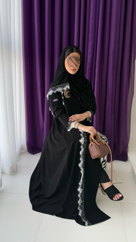 عباية عهود بقماش كريب ملكي مزينه بكلفه ابيض واسود