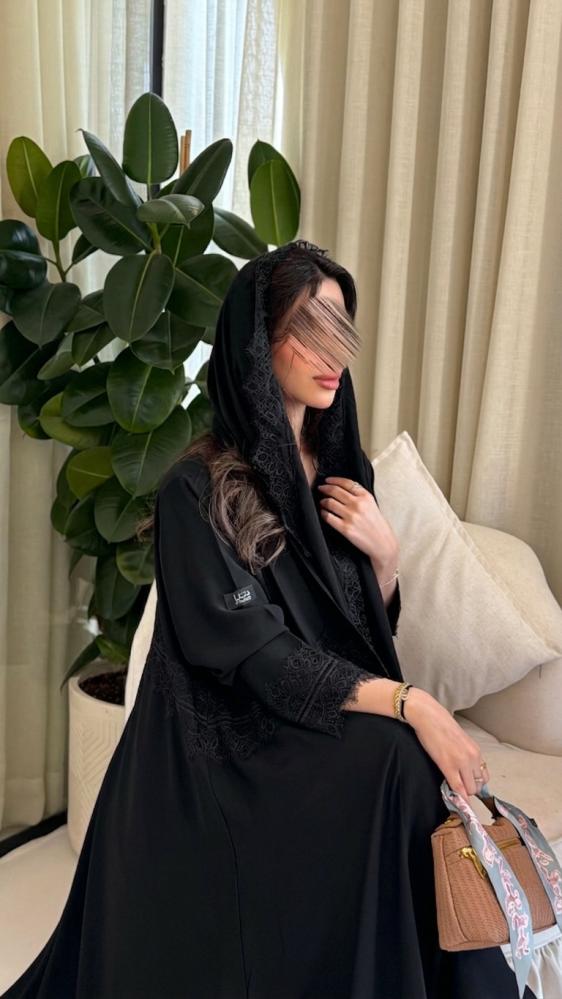 عباية نسيم بقماش كريب احساس مزينه بكلفه مع فستان داخلي اسود