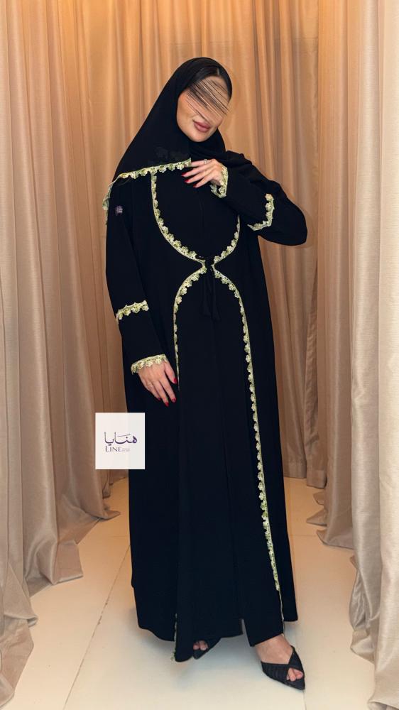 عباية مناهل بقماش كريب ملكي مزينه بكلفه تفاحي